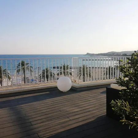 Atico Con Fantasticas Vistas Al Mar Y La Iglesia شقة سيدجيس