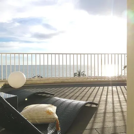 Atico Con Fantasticas Vistas Al Mar Y La Iglesia شقة سيدجيس