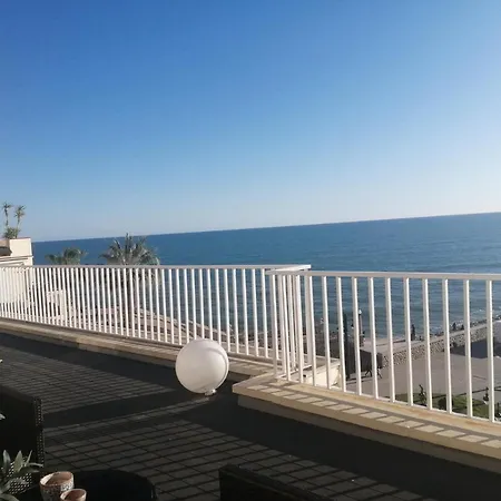 Atico Con Fantasticas Vistas Al Mar Y La Iglesia *