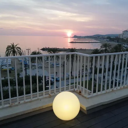 Atico Con Fantasticas Vistas Al Mar Y La Iglesia Sitges